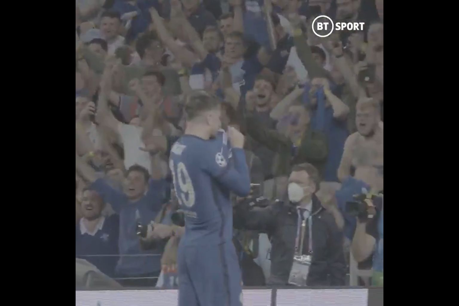 Video Mason Mount Celebrates With Jorginho And Kisses The Badge After Ucl Triumph Chelsea News 1787