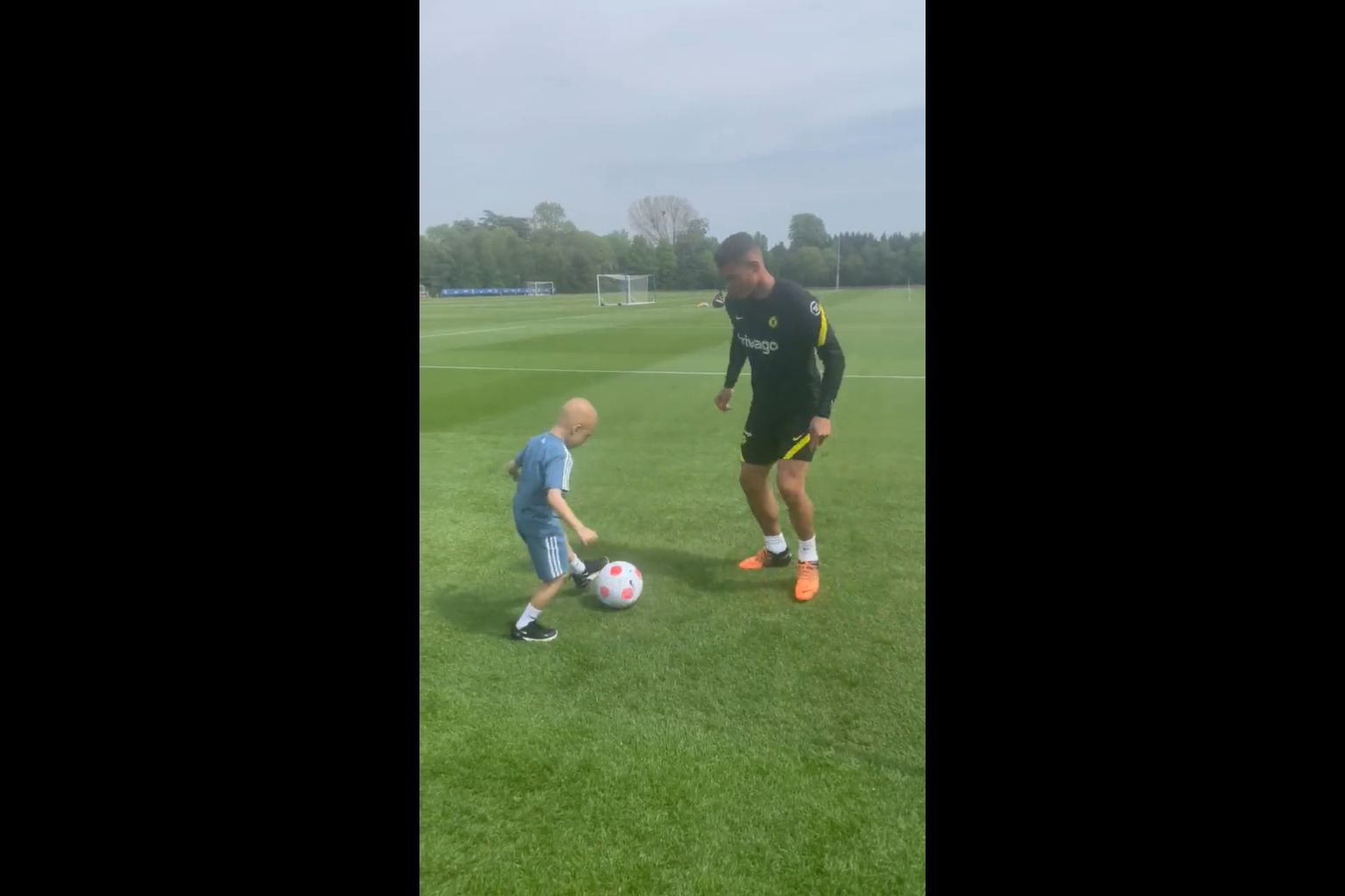 Video): Thiago Silva takes time out of training to kick a ball with 7-year-old battling cancer » Chelsea News Video): Thiago Silva takes time out of training to kick a ball with 7-year-old battling cancer » Chelsea News